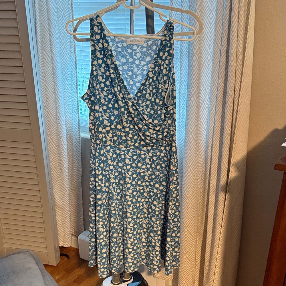 Kaileigh Blue and White Floral Midi Dress